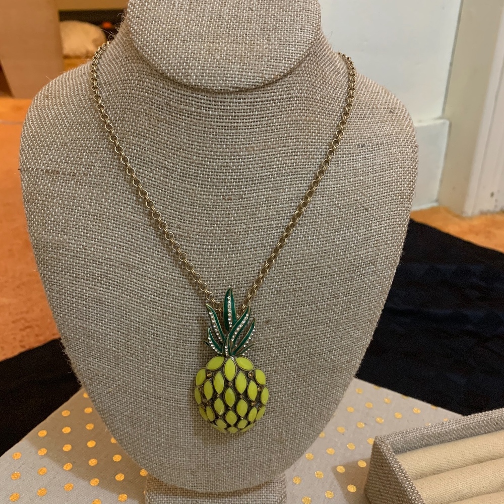 Chloe + Isabel vintage pineapple pendant necklace